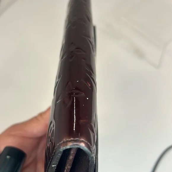 Authentic Louis Vuitton monogram vernis Sara wallet.